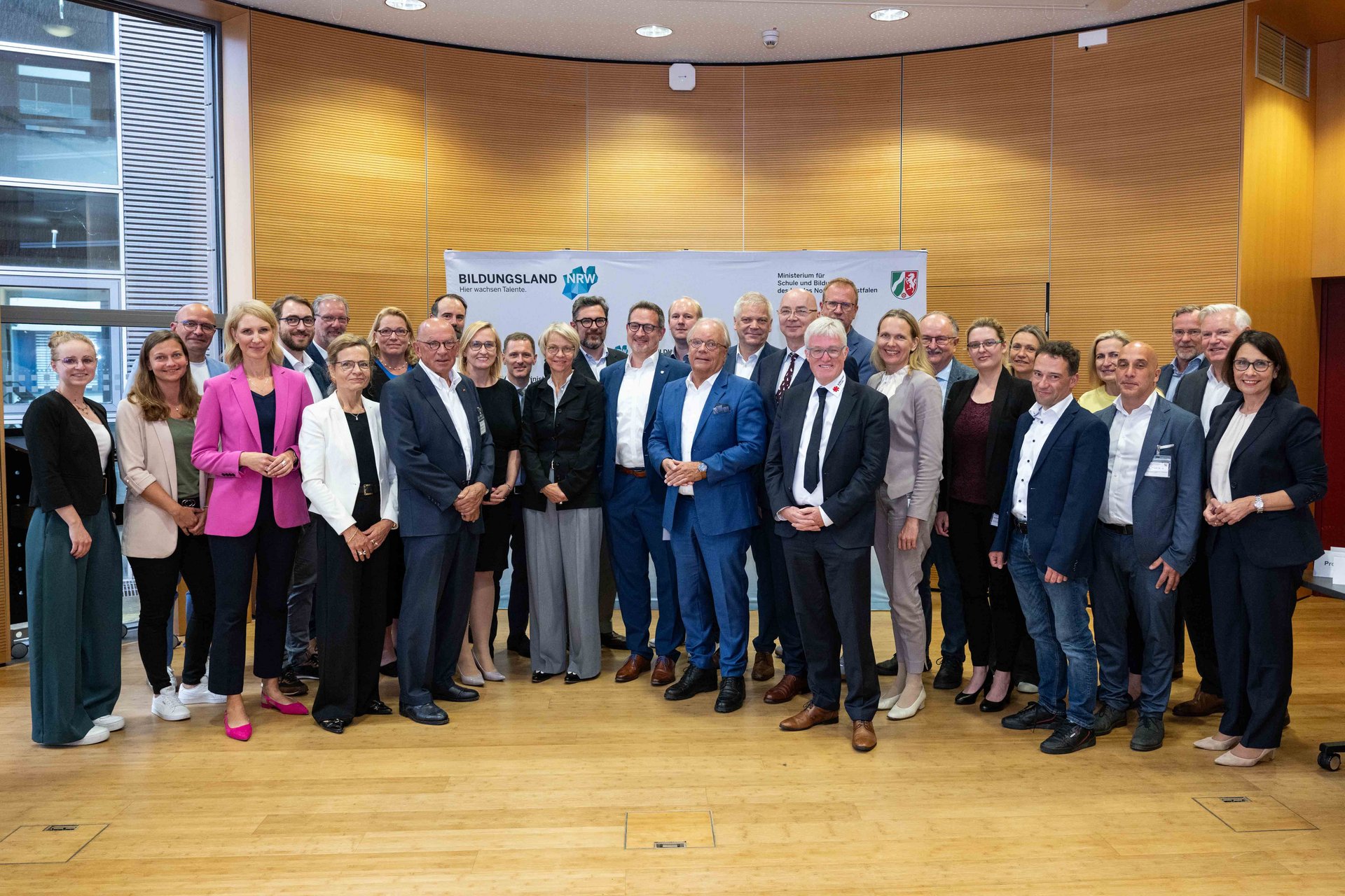 Gruppenbild mit Ministerin Feller sowie Partnerinnen und Partnern der Kooperationsvereinbarung Laienreanimation (7. Juni 2025)